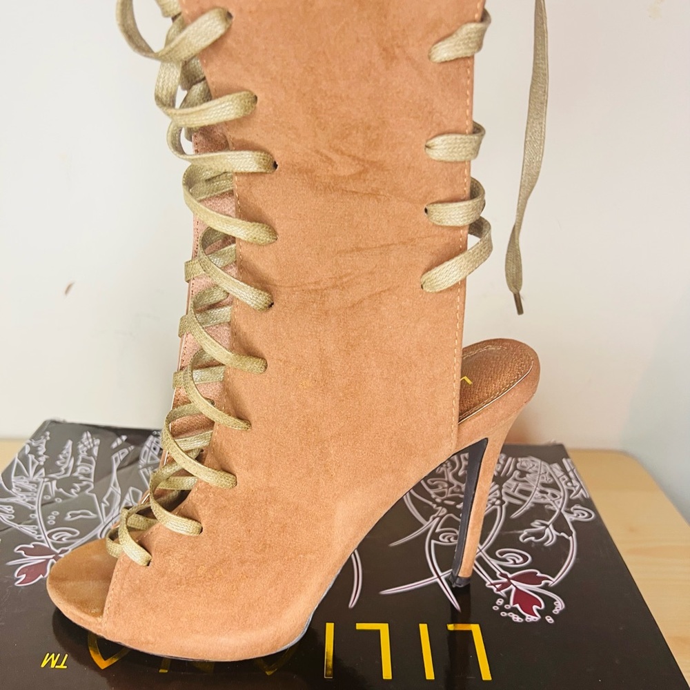 Knee length lace up boots, great condition